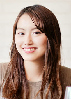 スマホで配信する20代女性ライバーのイメージ