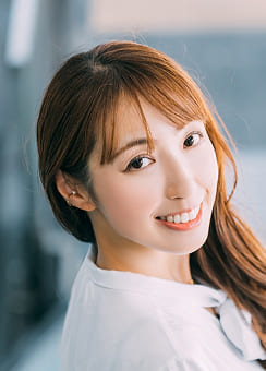 顔出しなしで配信して収入を得ている30代女性ライバーのイメージ