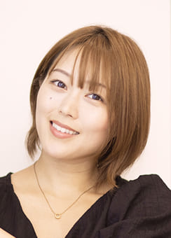 リスナーと交流しながら配信を楽しむ20代女性ライバーのイメージ