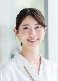 子育てと両立しながら在宅で収入を得ている30代女性ライバーのイメージ